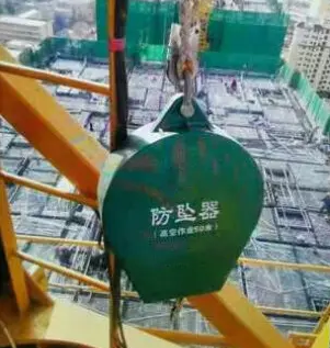 塔吊安全防墜器重達(dá)60斤，怎么輕松懸掛到塔吊上